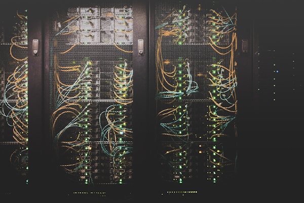 cPanel vs Plesk: Hangi Kontrol Paneli?
